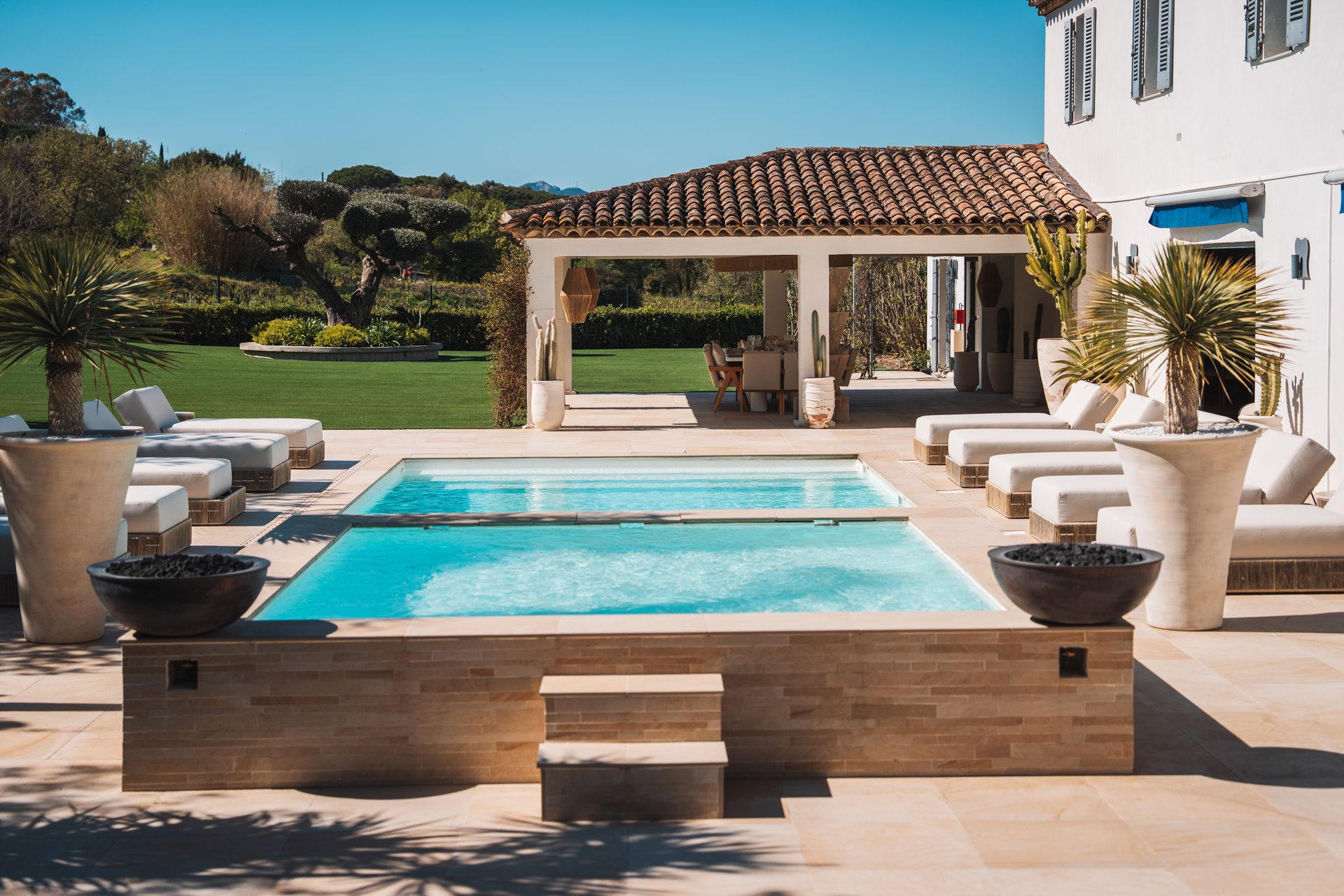 Villa Carpe Diem pool terrace and jacuzzi — luxury lounge area, Saint-Tropez